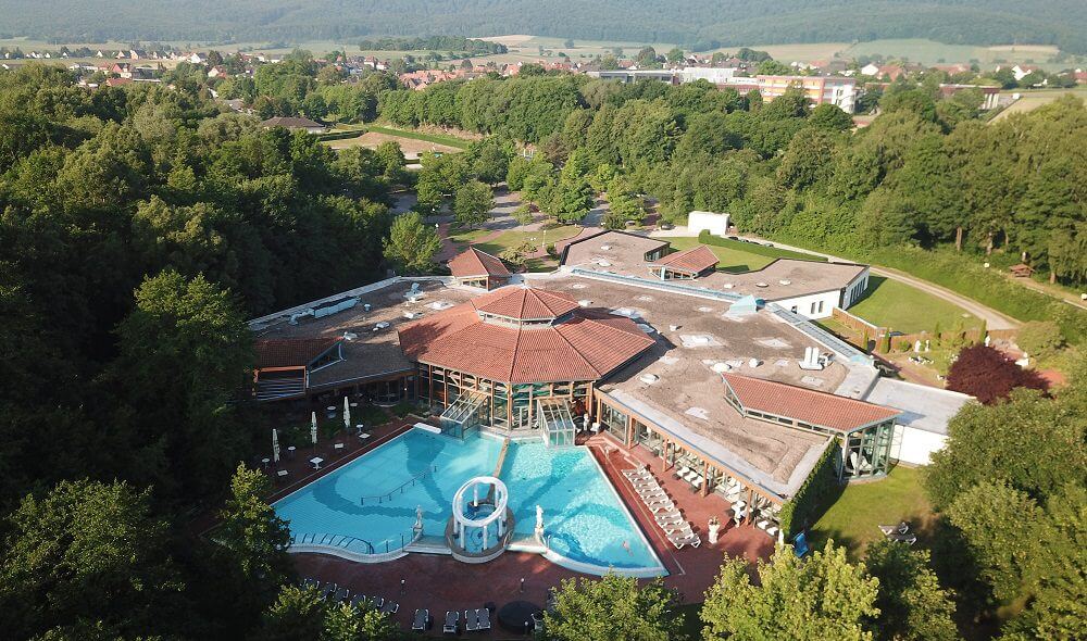 Luftaufnahme der Ith Sole Therme mit einer Drone aufgenommen.