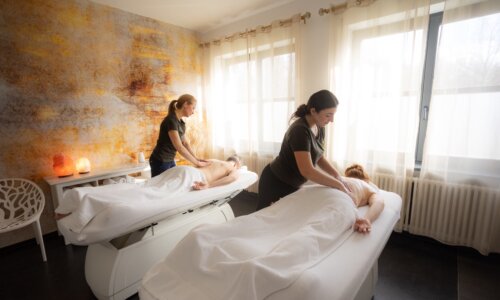 Entspannung zu zweit. Zwei Personen bekommen eine Massage in der Ith Sole Therme.